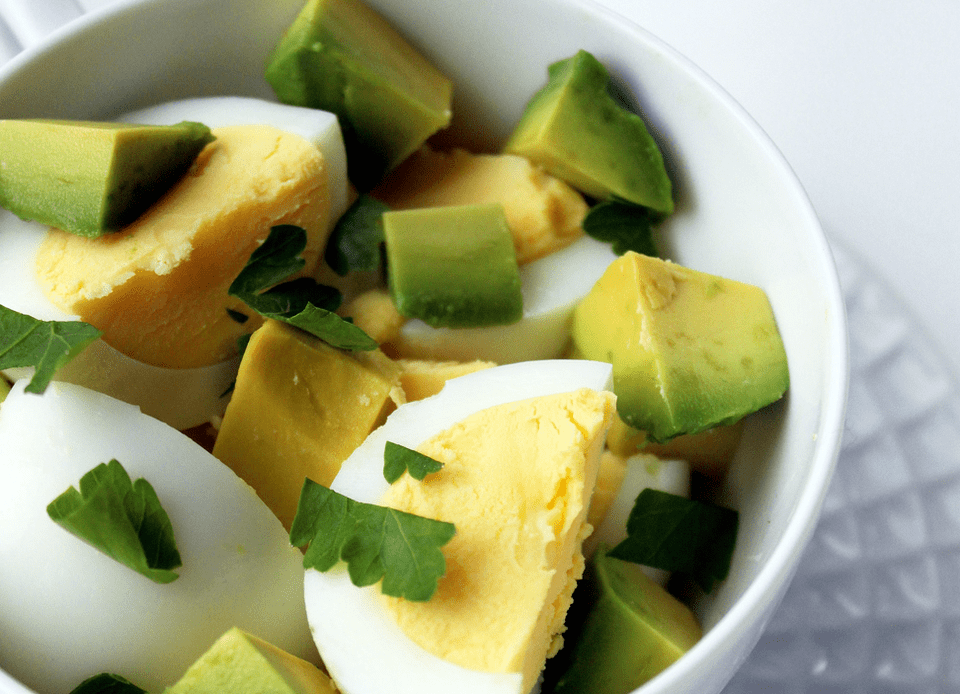 bir protein pəhrizində avokado və yumurta ilə salat